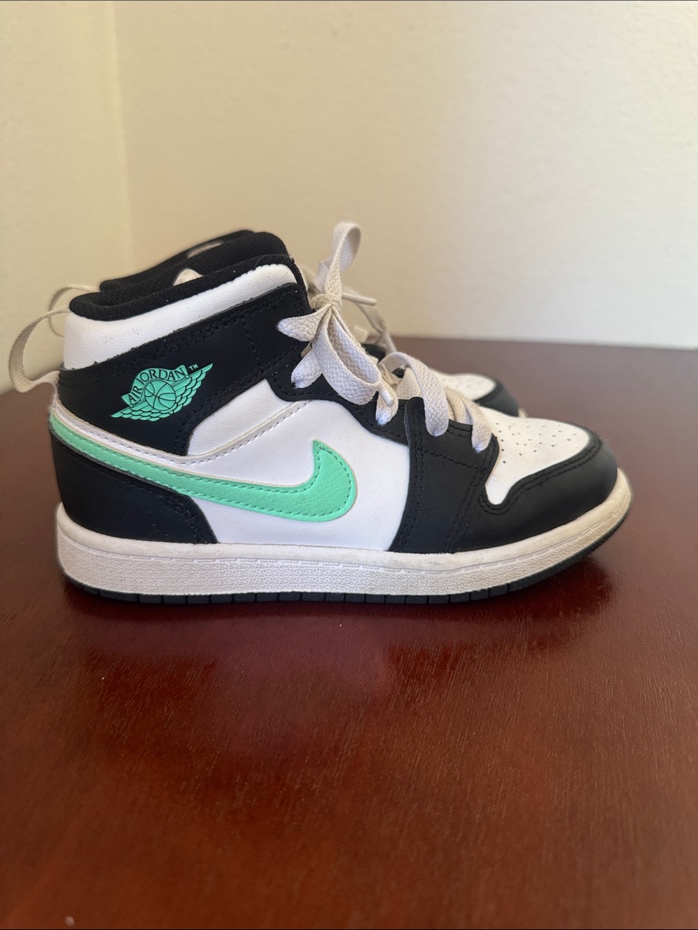 Jordan Kids mid 1 Sneakers in Black, White & Mint Green